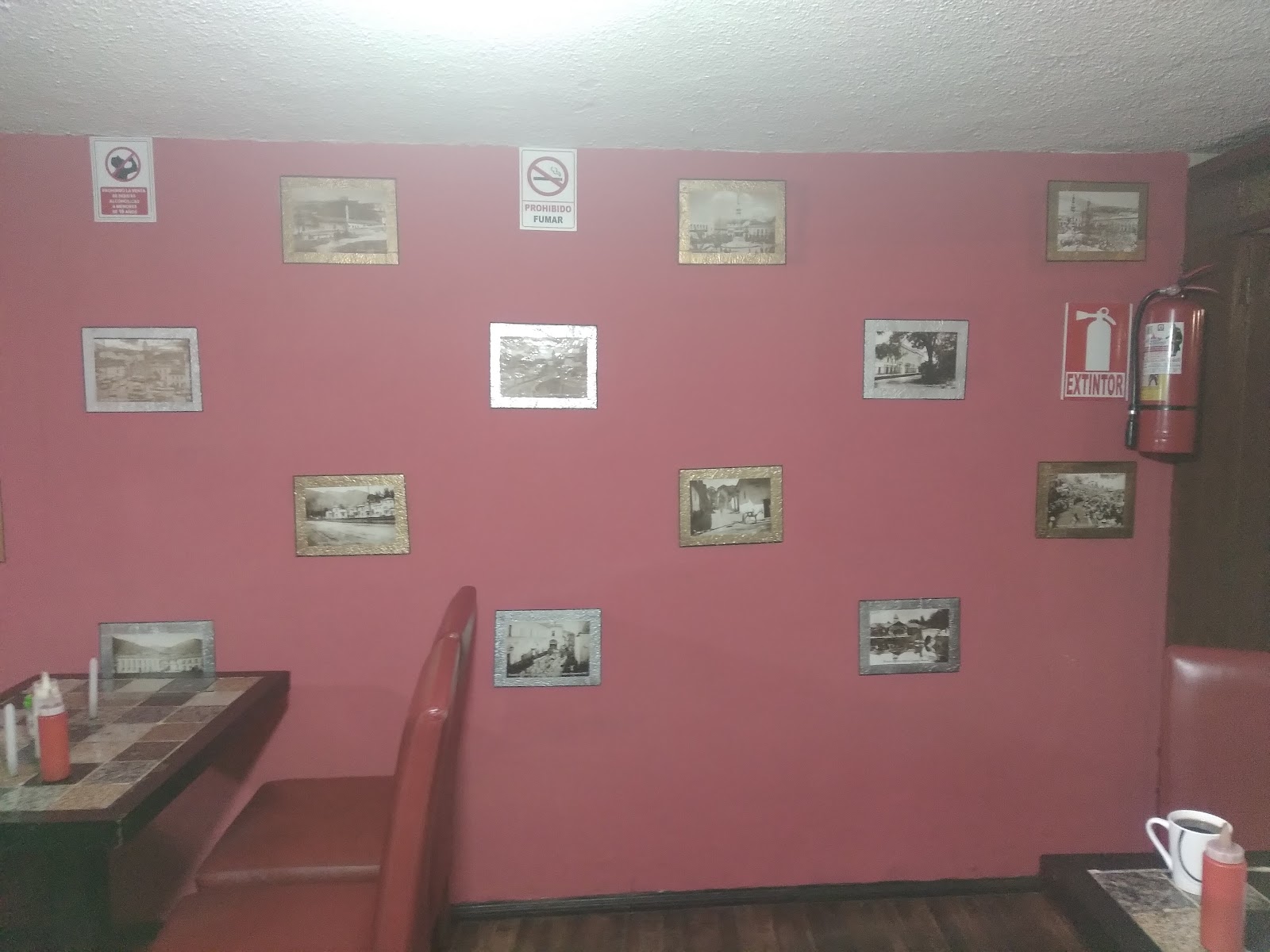 Interior luminoso y acogedor de El encoca'o sazón esmeraldeño en Quito
